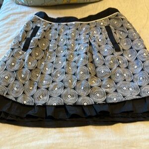 Black and white skirt with pockets!